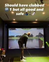 打磨球技！詹姆斯晒在家中玩高尔夫模拟器 挥杆后振臂庆祝