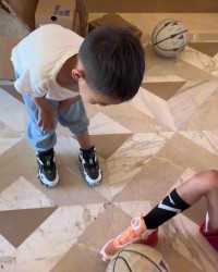 抽象派画家！糊糊涂涂描绘周琦 后者调侃：这太丑了吧